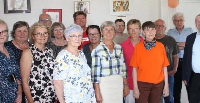 photo  une partie des élèves d’arnaud de beausse en compagnie du maire, guy romain, lors du vernissage de l’exposition.  &copy;  ouest-france 