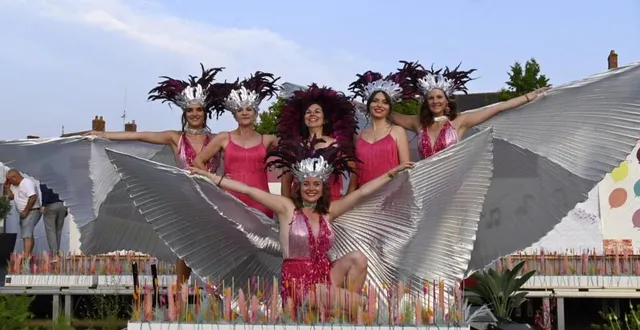 photo  les mannequins du show mode qui ont défilé sur le podium de la 4e édition de la guinguette rockeuse du vendredi 13 ont sublimé tout le travail des artisans, commerçants, viticulteurs et industriels.  &copy;  ouest-france 