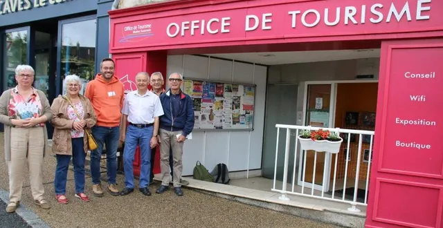 photo  bernard seille, (à droite), accompagné à sa droite de dany chanroux, retraité de la caisse d’épargne, jean-louis charrier, historien local, fabien katitsch, guide conférencier de l’office de tourisme maine saosnois (otms), yvette sourdille, la présidente de l’otms et brigitte hérisson, directrice.  &copy;  ouest-france 