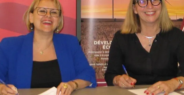 photo  fabienne malhaire boulanger et valérie radou à l’heure de la signature de la convention en faveur des entreprises du territoire.  &copy;  le maine libre 