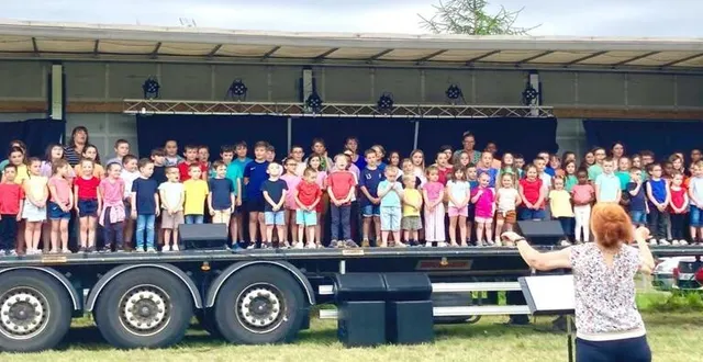 photo  élèves des écoles de saint-vincent-des-prés, saint-rémy-des-monts et moncé-en-saosnois lors de la fête de la musique à saint-rémy-des-monts.  &copy;  maine libre 