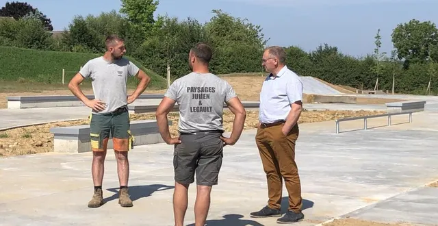 photo  le maire patrice leboucher visite le chantier de l’espace de jeux multigénérationnel.  &copy;  le maine libre 
