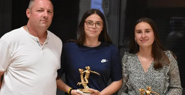 photo  de belles récompenses pour finir la saison pour jade valla et lisa rousseau.  &copy;  ml 