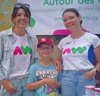 photo  enzo entouré de mélanie et sophie.  &copy;  le maine libre 