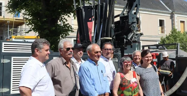 photo  les élus et chargés de l’opération ont observé la foreuse entrer en action. trois forages à 199 mètres de profondeur sont en cours de réalisation, rue des poilus, par géoforage 49 de saint-georges-des-gardes.  &copy;  co 