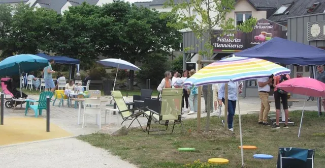 photo  les parasols ont fleuri square des jardinets, samedi dernier. on s’est assis pour feuilleter un livre ou colorier un papillon.  &copy;  co 