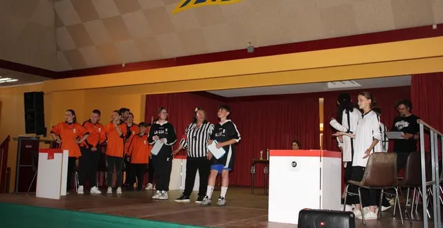 photo  les élèves se sont bien pris au jeu, sous la conduite de valérie lepeltier, comédienne professionnelle de la compagnie macédoine.  &copy;  ouest-france 