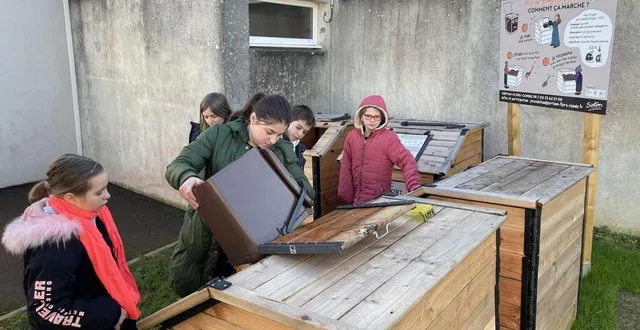 photo  les élèves de sévigné de flers (orne), apportent leurs déchets alimentaires au compost dans leur cour.  &copy;  ouest-france 