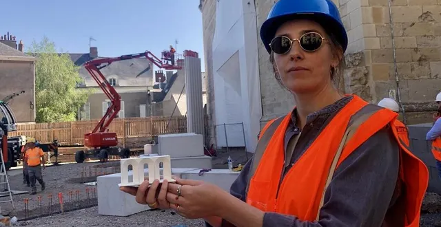 photo  entre les mains d’élise fauquembergue, architecte, la miniature de la future galerie extérieure de la cathédrale d’angers (maine-et-loire), dont la construction a officiellement commencé cette semaine.  &copy;  ouest-france 
