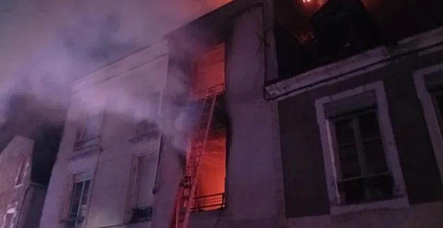 photo  parti du premier étage du 16, rue du collège, en centre-ville de la flèche (sarthe), le feu s’est propagé par la toiture jusqu’aux bâtiments voisins, dans cette nuit du jeudi 19 au vendredi 20 juin 2025.  &copy;  dr 
