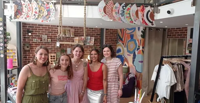 photo  estelle boiron (au centre), à la tête du concept store « par luisette », avec audrey, lola et élodie, vendeuse et lily.  &copy;  ouest-france 