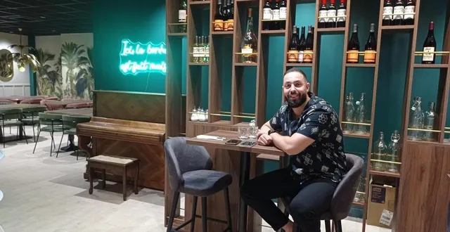 photo  ali gharbaoui, gérant du coin plaisir, soigneusement décoré et à la tête d’une équipe de 16 collaborateurs pour correspondre au slogan maison « ici le bonheur est fait maison » écrit en néon.  &copy;  ouest-france 