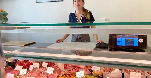 photo  esther chaussée au magasin de producteurs à saint-cosme-en-vairais.  &copy;  le maine libre 