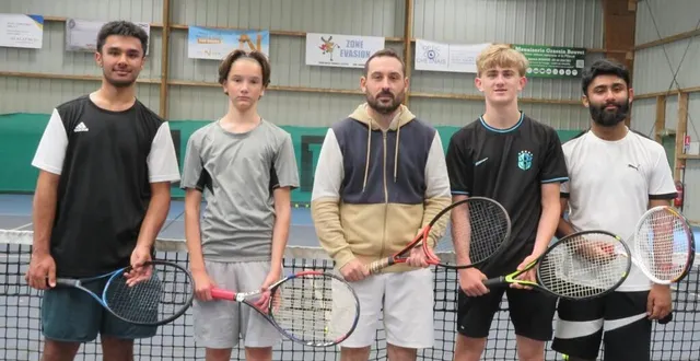 photo  de gauche à droite : rémi, timéo, jérémy l’éducateur, clément et benjamin.  &copy;  le maine libre 