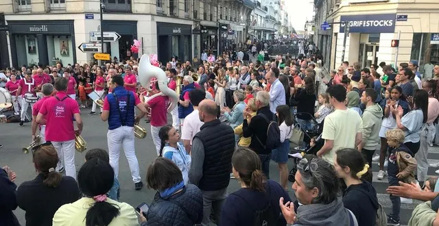 photo  la foule autour de la tekila banda, au bout de la rue plantagenêt, lors d’une précédente fête de la musique.  &copy;  archives ouest-france 