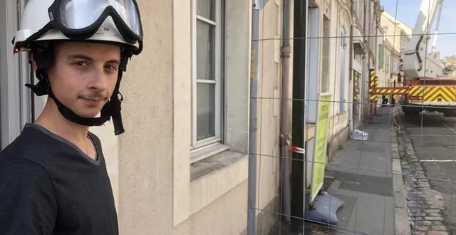 photo  équipé d’un casque prêté par les pompiers et accompagné de l’un d’entre eux, jean-baptiste, 24 ans, a pu récupérer quelques affaires dans son appartement situé dans une impasse perpendiculaire à la rue du collège à la flèche (sarthe).  &copy;  ouest-france 