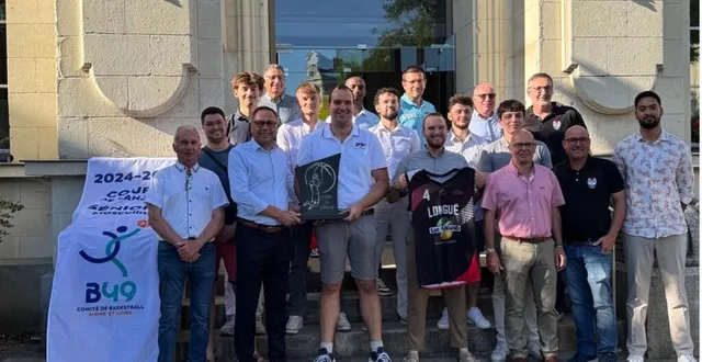photo  le maire et l’adjoint aux sports de longué jumelles ont reçu à la mairie les basketteurs vainqueurs de la coupe de l’anjou, l’entraîneur et les responsables de l’acl basket  &copy;  communication longué-jumelles 
