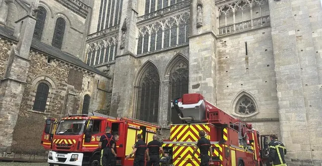 photo  les pompiers ont déployé les gros moyens ce samedi 21 juin en raison d’une suspicion d’incendie à la cathédrale du mans.  &copy;  le maine libre 