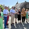 photo élus locaux et habitants ont inauguré la place des deux-fonds en présence de la sous-préfète de la flèche (au centre, avec les lunettes), ce samedi 21 juin 2025.