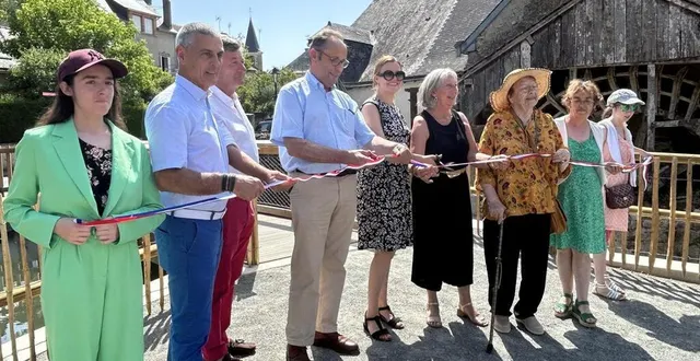 photo  élus locaux et habitants ont inauguré la place des deux-fonds en présence de la sous-préfète de la flèche (au centre, avec les lunettes), ce samedi 21 juin 2025.  &copy;  ouest-france 