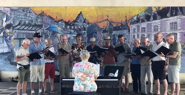 photo  le chœur d’hommes du carroi à la flèche (sarthe) a débuté la fête de la musique sous le préau de l’école rené-descartes, qui abrite aussi l’école de musique.  &copy;  ouest-france 