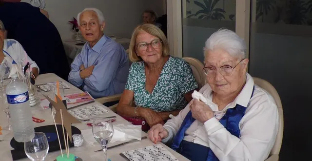 photo  agnès muller (à droite) fête ses 100 ans avec deux de ses sœurs, son frère, sa belle-fille et son beau-frère.  &copy;  le maine libre 