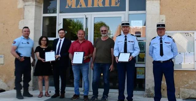 photo  les signataires de la convention citoyenne entre l’état, la gendarmerie et les communes de montmirail, courgenard et lamnay.  &copy;  le maine libre 