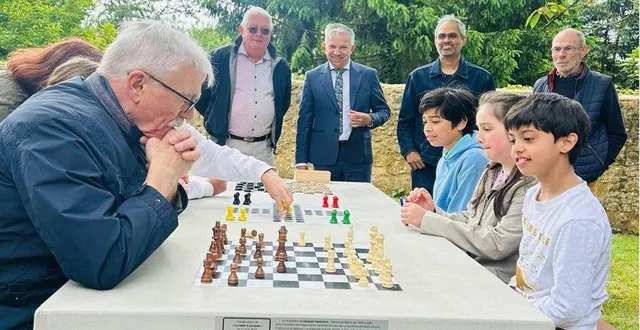 photo  « la table à jacques » a été inaugurée dans le parc de la mairie pour rendre hommage à jacques hautreux.  &copy;  le maine libre 