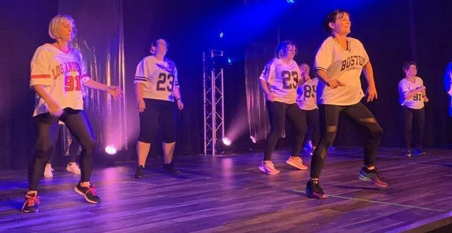 photo  céline letenneur et ses élèves ont donné toute leur énergie pour ce gala de danse.  &copy;  le maine libre 