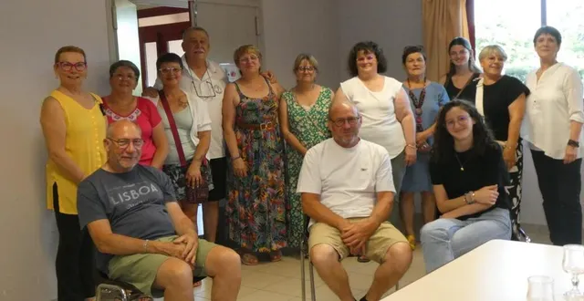 photo  tous les participants se sont réunis pour fêter la fin de saison du yoga nidra avec margaret saint-ouen, professeur (tout à droite) et michel saint-ouen, président (4e en partant de la gauche)  &copy;  le maine libre 