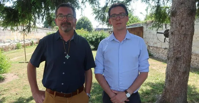 photo  beaufort, le 11 juin 2025. luc benêteau, unique curé du pôle d’animation missionnaire du baugeois-vallée, accompagné d’étienne cazaban, l’un des bénévoles chargés de la coordination des quatre paroisses.  &copy;  co - agathe le nueff 
