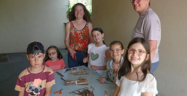 photo  des élèves de cp-ce1 ont participé à la phase action de la classe climat avec leurs professeures et céline le borgne, directrice.   &copy;  le maine libre 