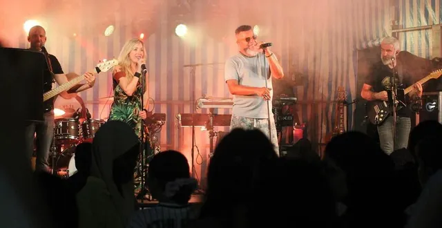 photo  le groupe la belle famille et ses reprises de variétés internationales ont fait danser la place raphaël-élizé en fin de soirée, samedi 21 juin 2025, à sablé-sur-sarthe.  &copy;  ouest-france 