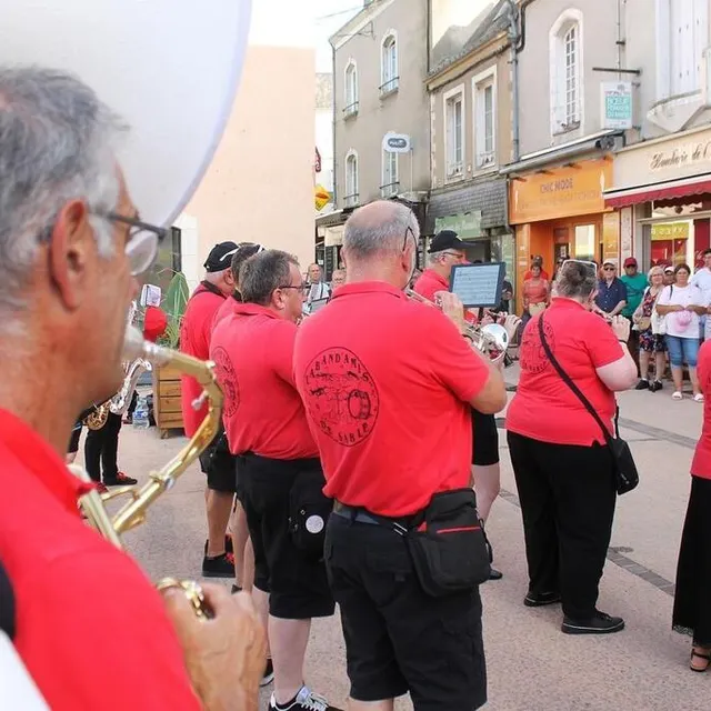 photo les musiciens de la band’amis de sablé-sur-sarthe ont animé les rues en fin d’après-midi, comme ici, rue de l’île.  ©  ouest-france