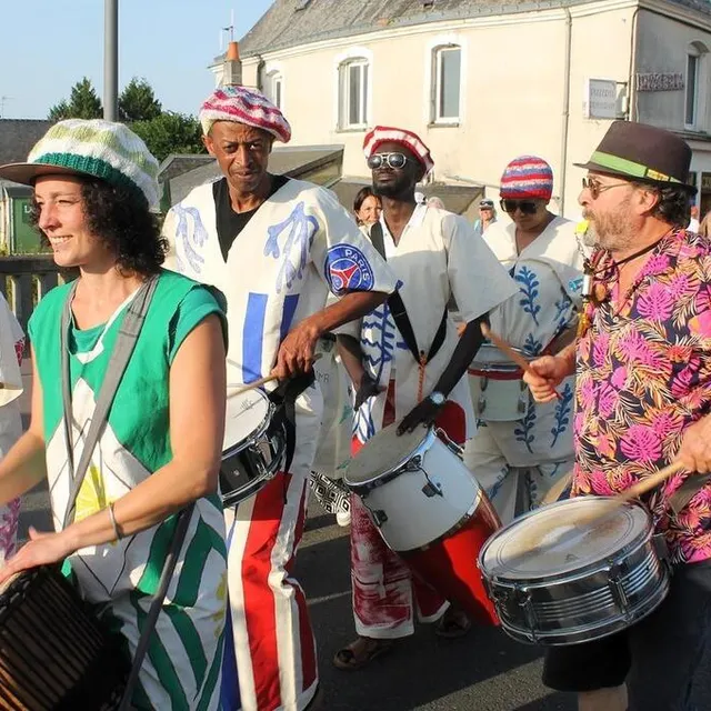 photo la batucada alpha boum boum de l’association alpha sablé a fait monter l’ambiance avec ses percussions en début de soirée.  ©  ouest-france