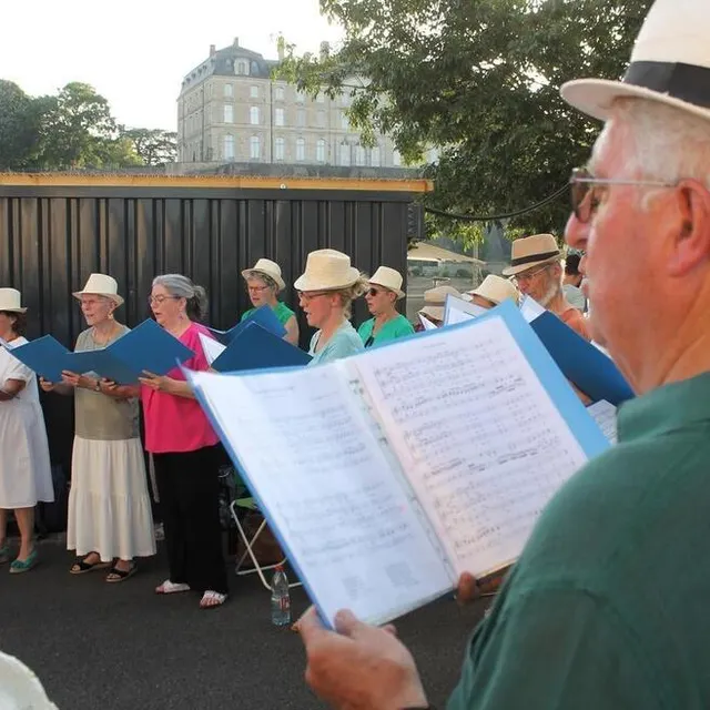 photo la chorale précignéenne la palanquette s’est produite à l’ombre des arbres, rue théophile-plé, entre la guinguette et l’église.  ©  ouest-france