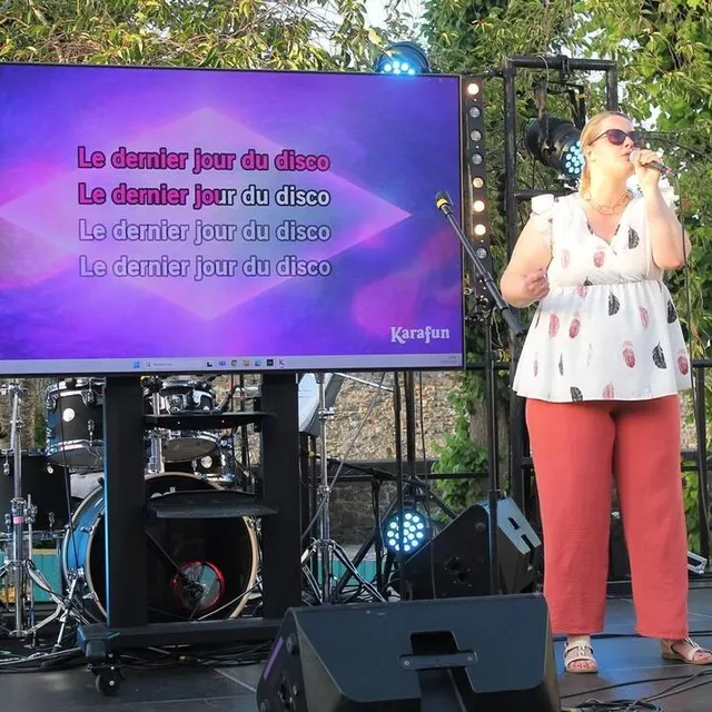 photo le karaoké a eu du succès pendant près de trois heures sur la place dom-guéranger, entre 20 h et 23 h.  ©  ouest-france