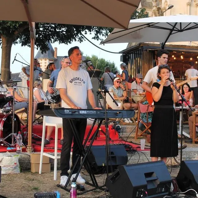 photo la guinguette du port n’a pas désempli de la soirée et a aussi accueilli des artistes, comme le groupe ipse worship.  ©  ouest-france