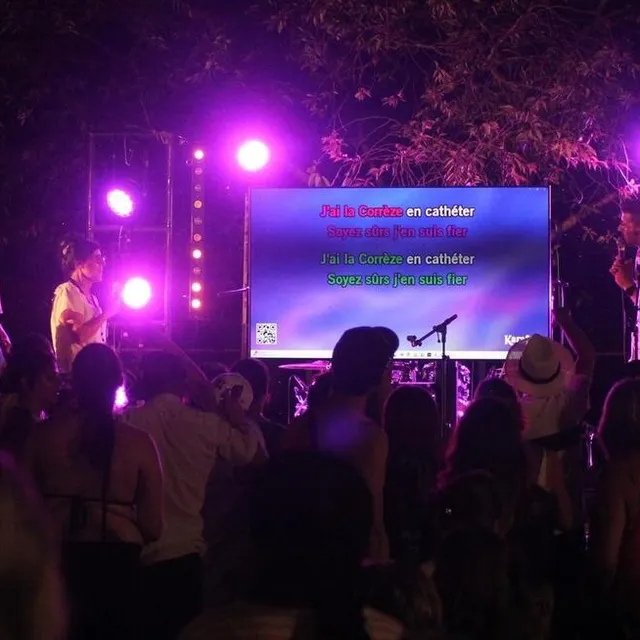 photo l’équipe d’organisation du karaoké, emmenée par amélie lebreton et max swiatkiewiez, a clôturé l’animation avec le tube de trois cafés gourmands.  ©  ouest-france