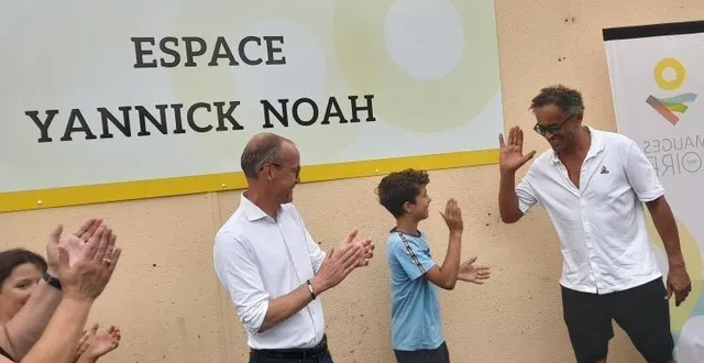 photo  yannick noah vient de dévoiler la plaque portant son nom.  &copy;  co 