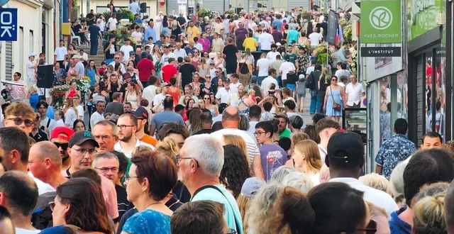 photo  la place henri-iv, noire de monde pour la fête de la musique.  &copy;  ouest-france 