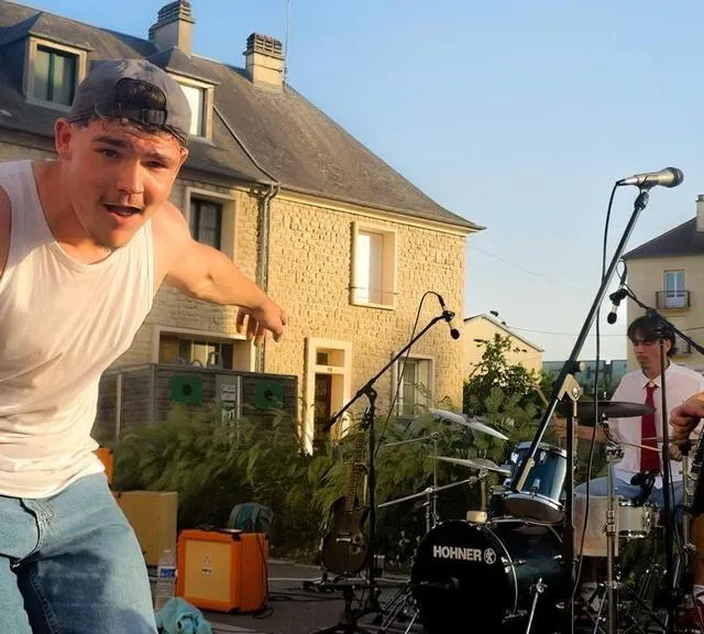 photo le groupe anarchy acres a plané dans le boulevard carnot.  ©  ouest-france