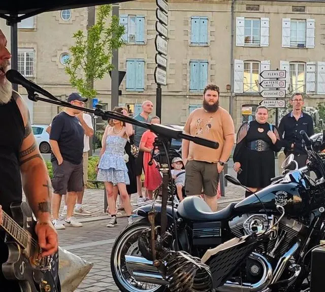 photo place du général-leclerc, le groupe rock metal bad choice, avec quelques harley davidson.  ©  ouest-france