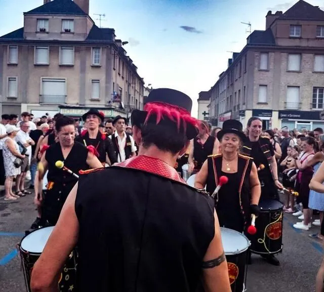 photo le dogodogodon batucada a déambulé jusqu’à tard dans la soirée dans les rues noires de monde.  ©  ouest-france