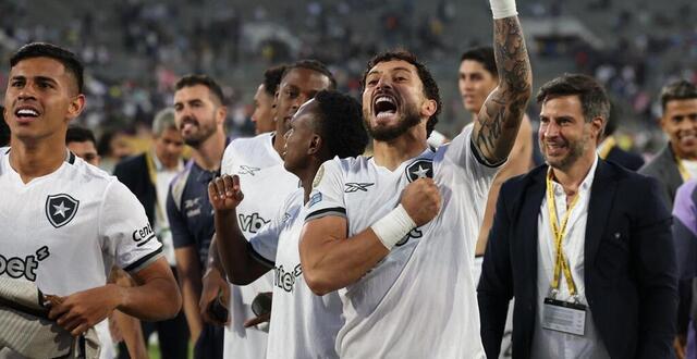 photo avec leur public, les joueurs de botafogo ont longtemps célébré la victoire (0-1) face au paris saint-germain sur la pelouse de pasadena (californie) © stu forster / afp