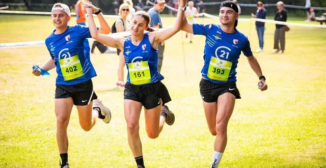 photo  alice perruchot, dossard 161, fêtée par corentin seigneuray et noah charpentier, ses collègues de la patriote de bonnetable.  &copy;  dominique breugnot/ouest-france 