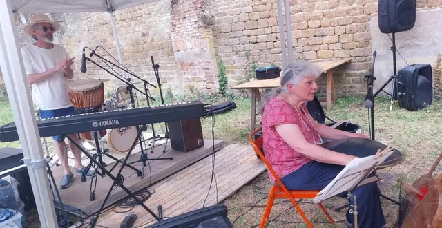 photo  pascale rapeaud, musicienne et joël pellegrini, musicien et compositeur caennais, ont présenté différents instruments de musique dans la cour de la maison de marcel pierre.  &copy;  ouest-france 