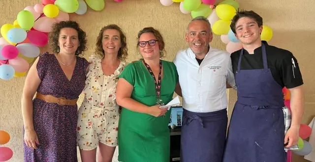 photo  après la préparation et la dégustation d’un cocktail préparé par le chef étoiléarnaud viel, et son stagiaire, louis, devant des habitants de l’ehpad. de gauche à droite : élodie faucher-jarry, diététicienne ; lucie david et aurélie bisson, animatrices ; arnaud viel, chef étoilé et louis, son stagiaire.  &copy;  ouest-france 