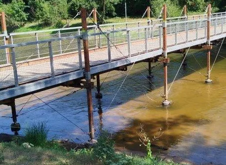 photo  avec un total de 120 heures de travail, les services techniques de la ville de chalonnes ont remonté le pont sur la rivière louet à hauteur du camping.  &copy;  ouest-france 