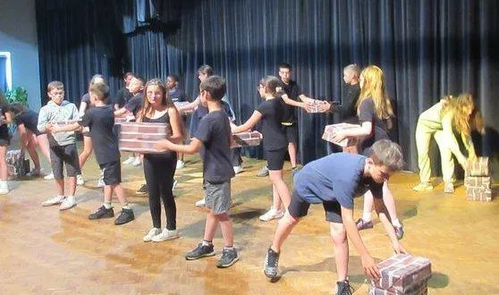 photo  les enfants ont présenté deux beaux spectacles à leurs parents et grands-parents.  &copy;  co 